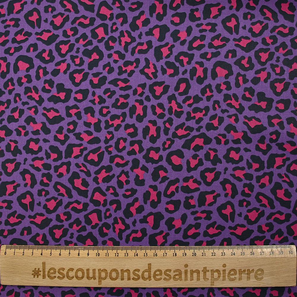 Coton imprimé léopard fuchsia fond violet - Image 3