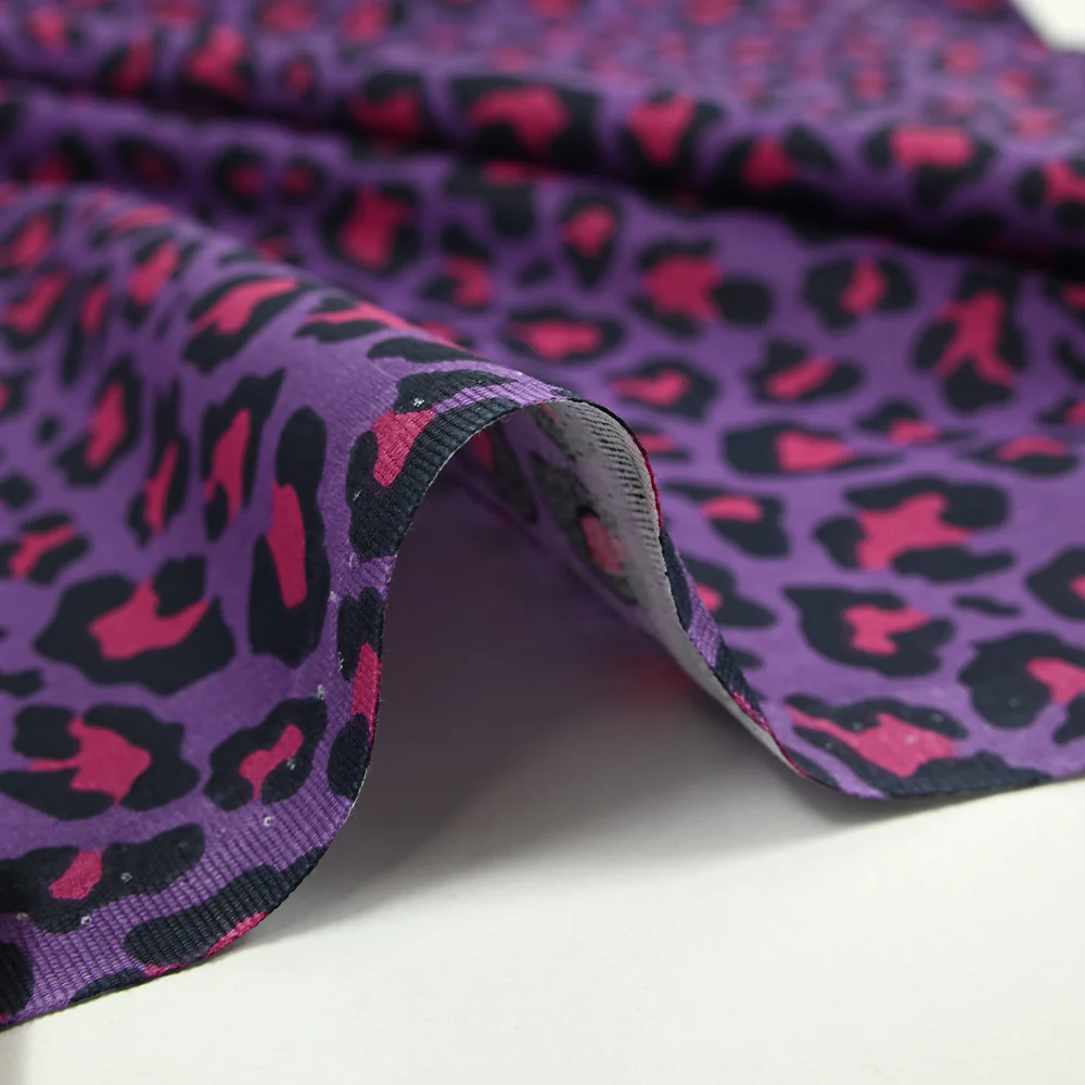 Coton imprimé léopard fuchsia fond violet - Image 6