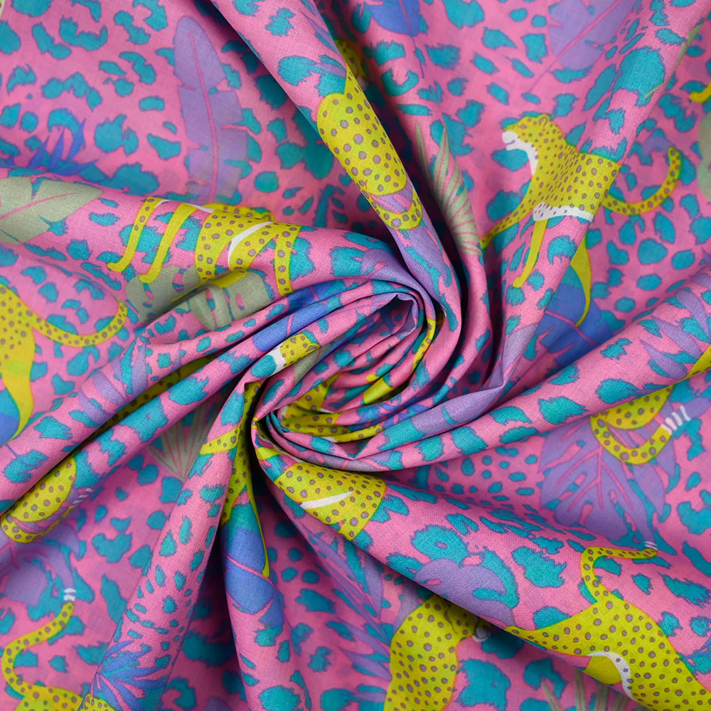 Coton imprimé léopard jaune fond jungle rose - Image 2