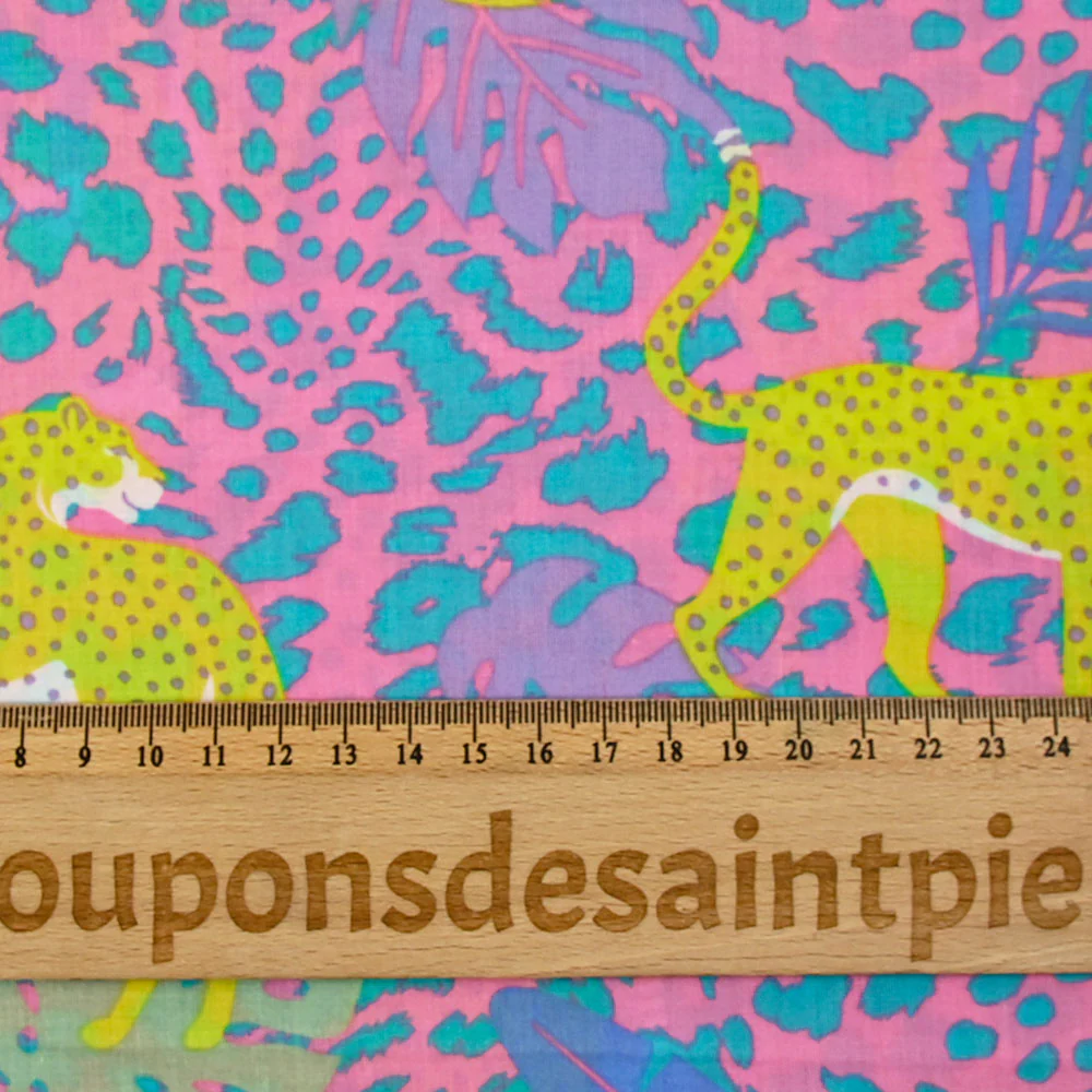 Coton imprimé léopard jaune fond jungle rose - Image 3