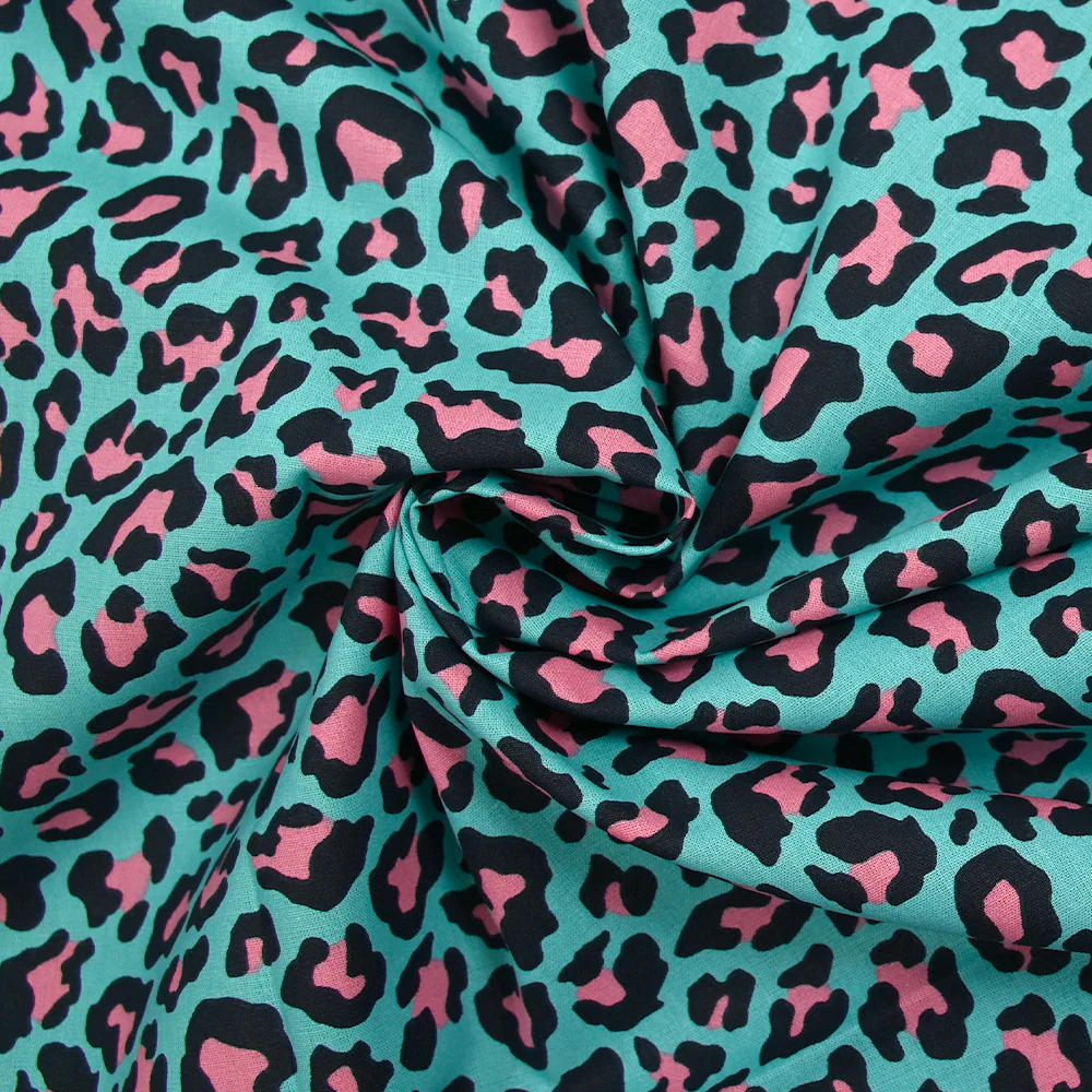 Coton imprimé léopard rose fond turquoise - Image 2