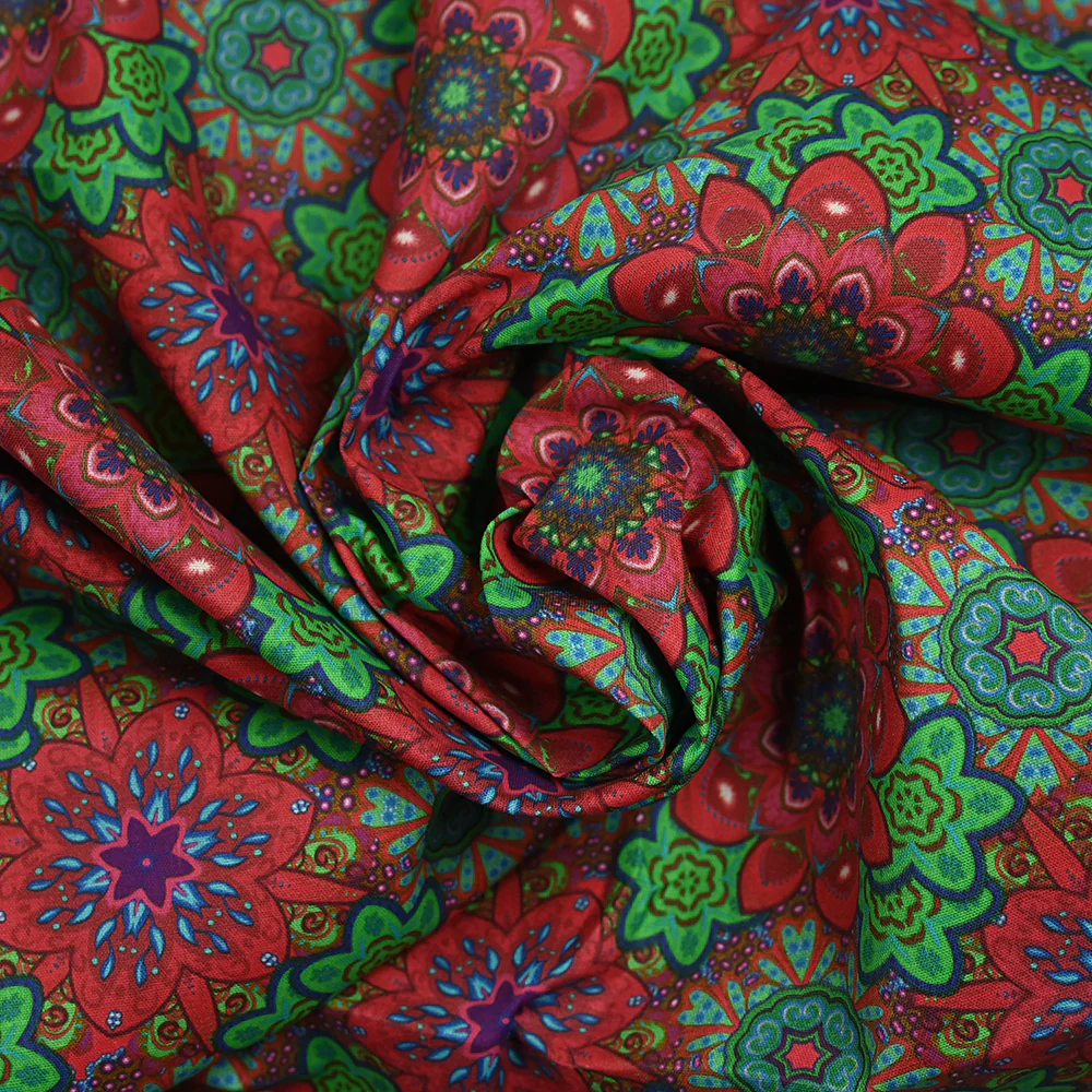 Coton imprimé mandala rouge, vert et bleu - Image 2