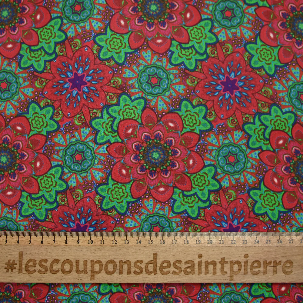 Coton imprimé mandala rouge, vert et bleu - Image 3