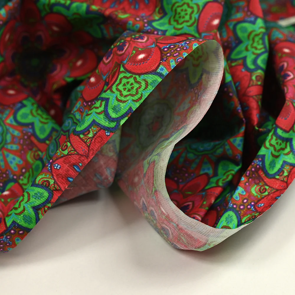 Coton imprimé mandala rouge, vert et bleu - Image 4