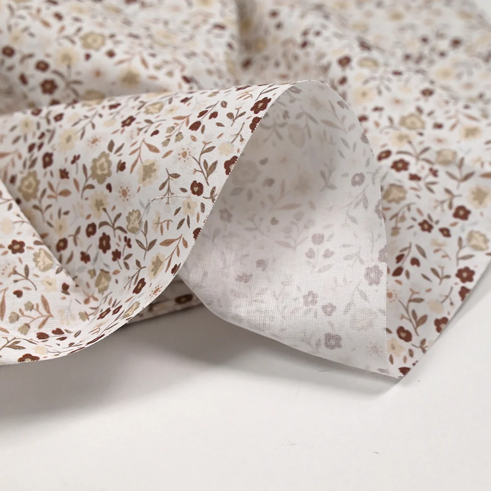 Coton imprimé ouragan floral marron fond blanc - Image 5
