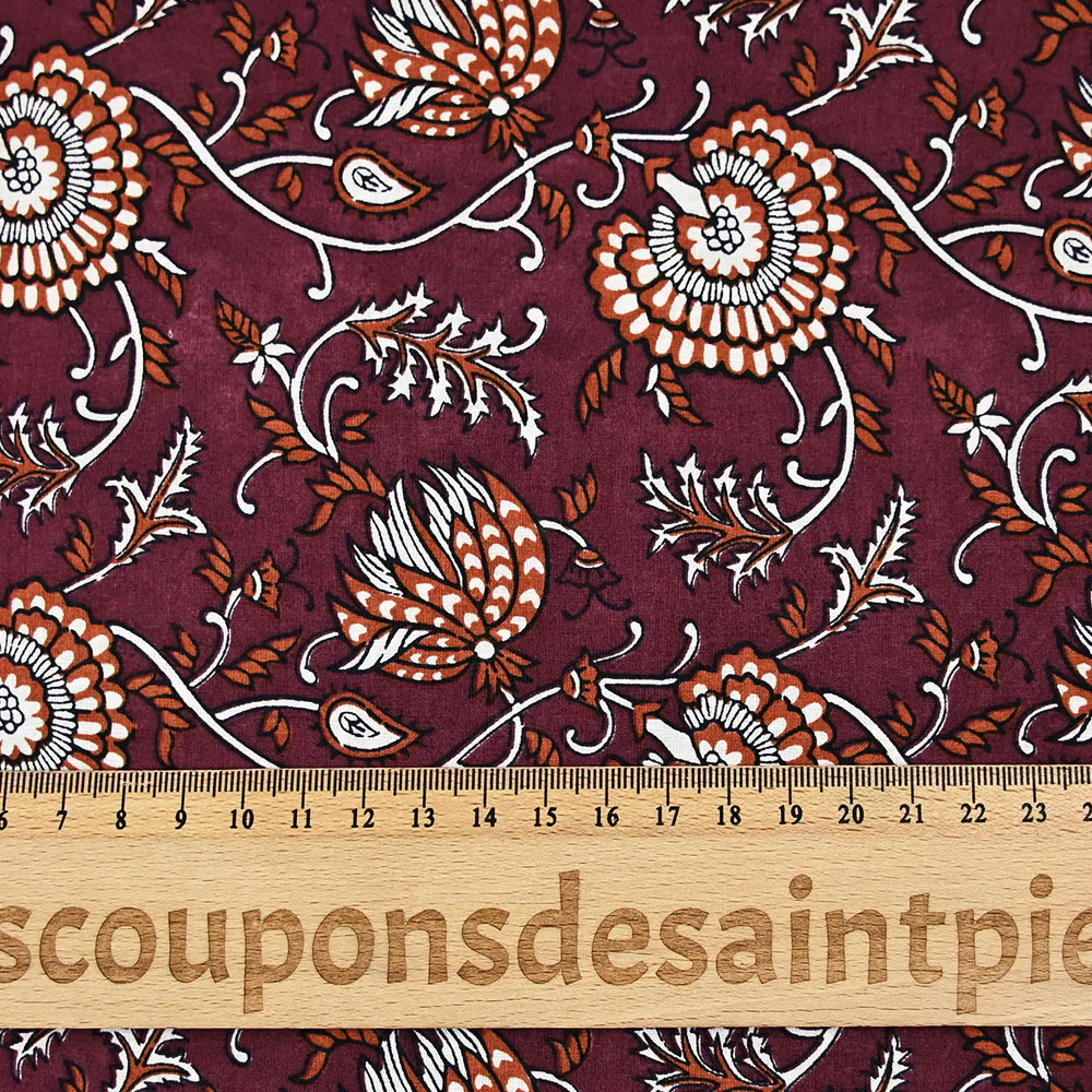 Coton indien imprimé Amayra blanc et rouille fond grenat - Image 3