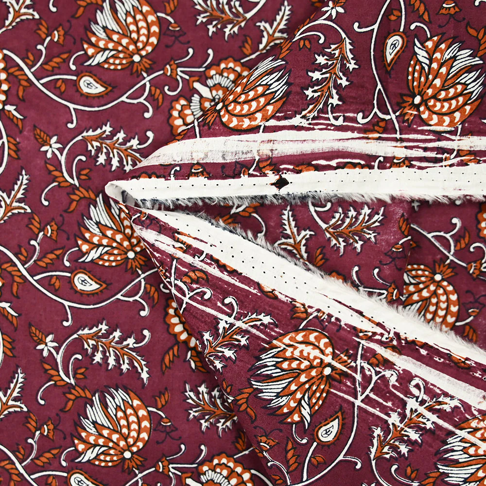 Coton indien imprimé Amayra blanc et rouille fond grenat - Image 4