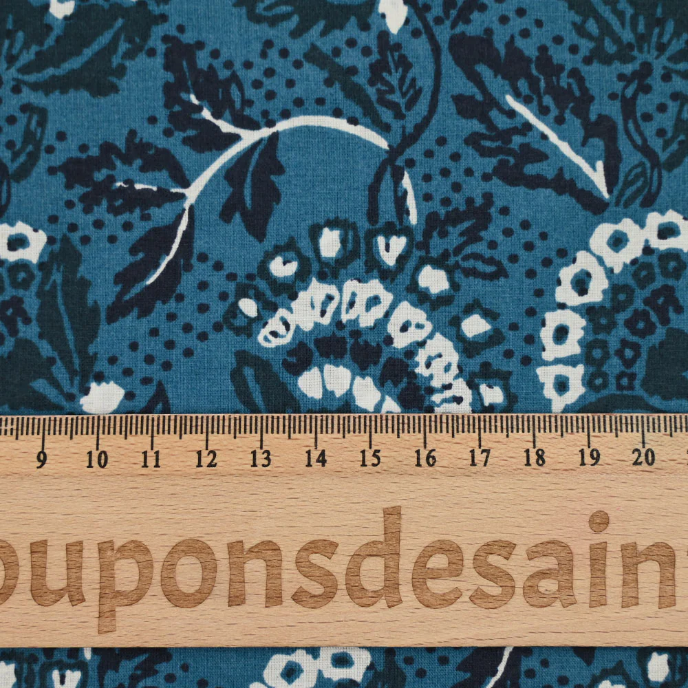 Coton indien imprimé fleur blanche et pétrole fond bleu denim - Image 3
