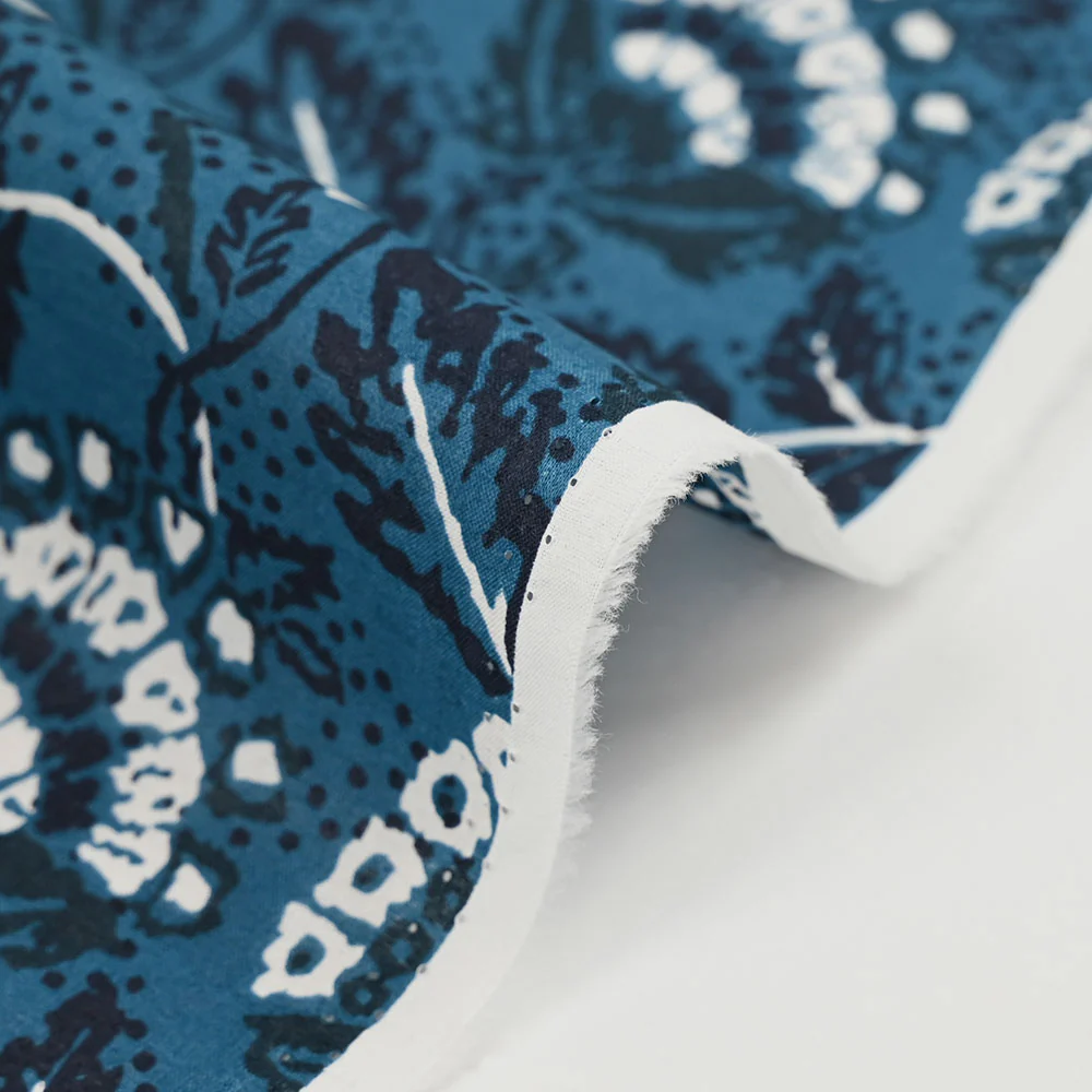 Coton indien imprimé fleur blanche et pétrole fond bleu denim - Image 5
