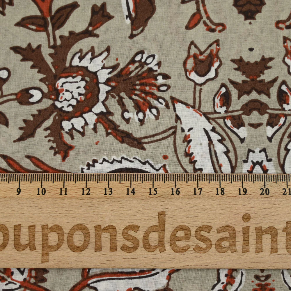 Coton indien imprimé fleur marron et brique fond taupe - Image 3