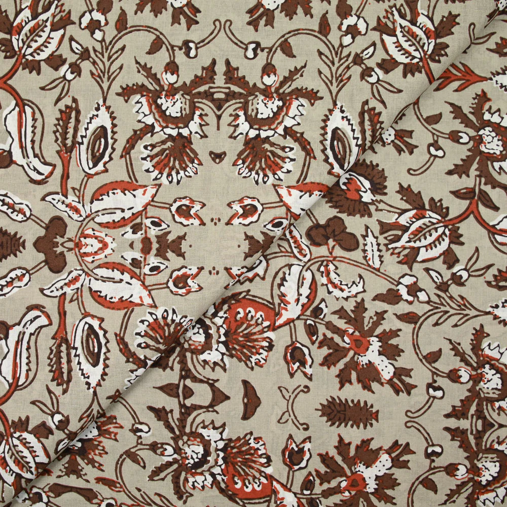 Coton indien imprimé fleur marron et brique fond taupe - Image 4