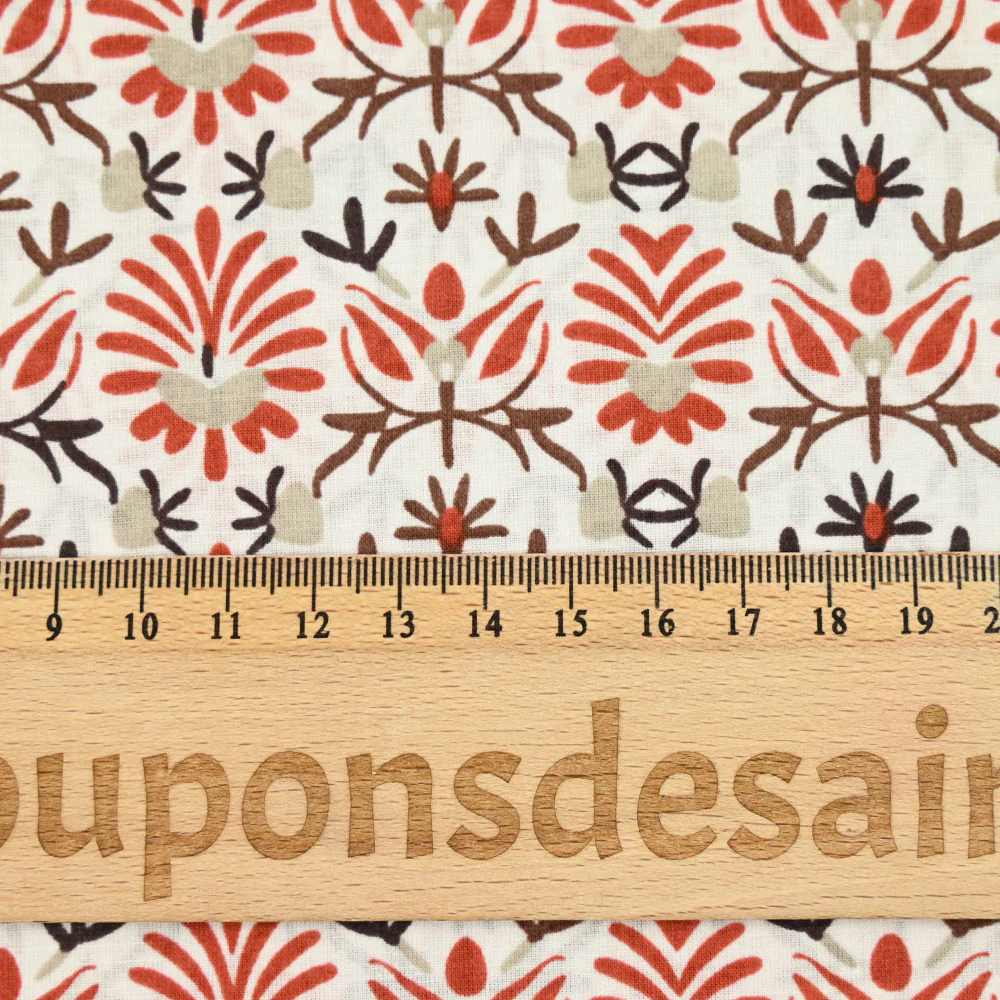 Coton indien imprimé fleurs brique et taupe fond blanc - Image 3