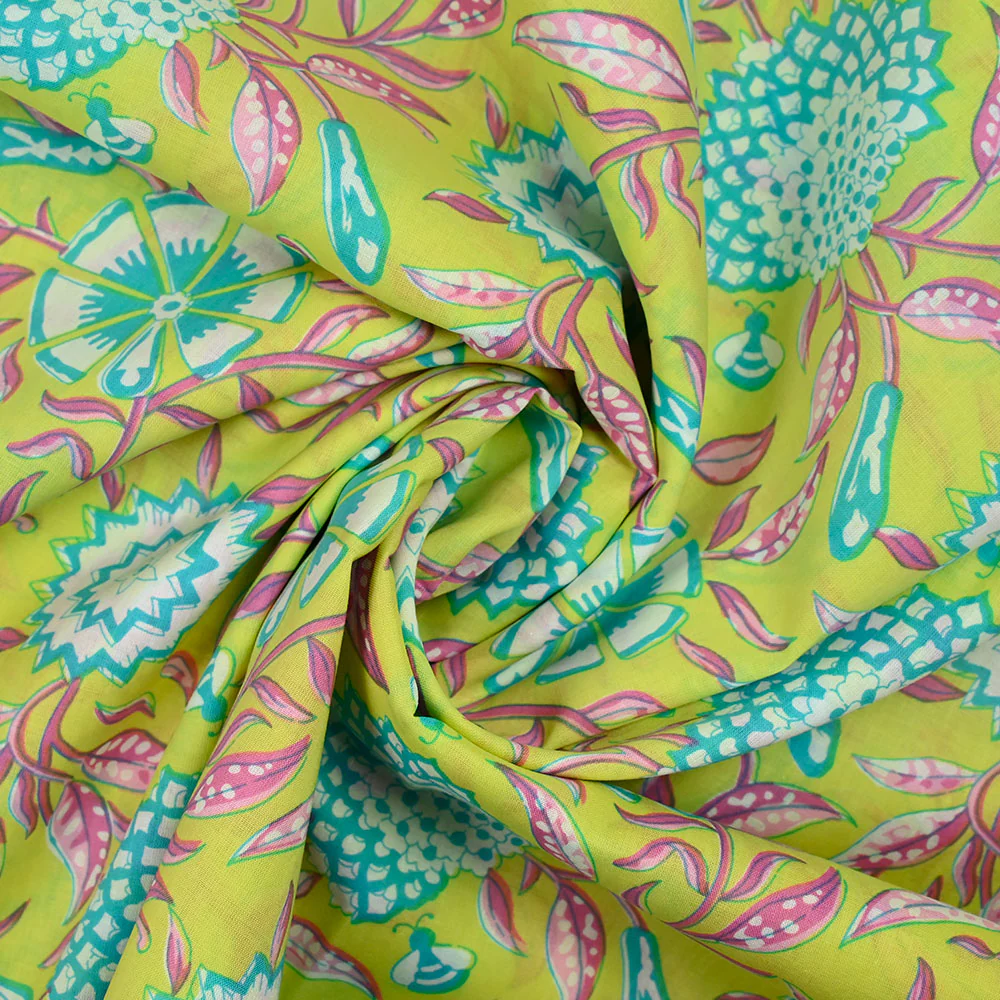 Coton indien imprimé fleurs de porcelaine turquoise fond vert anis - Image 2
