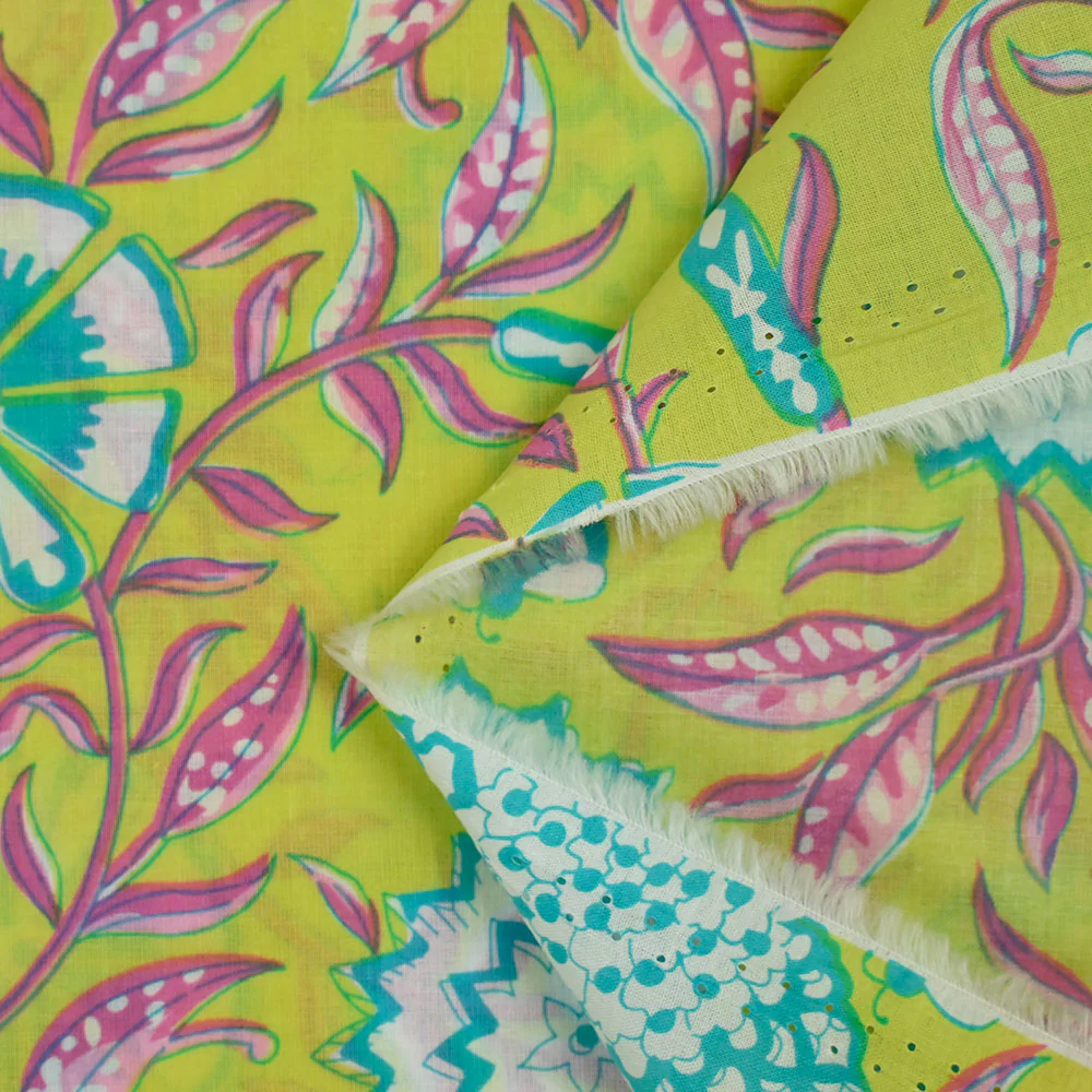 Coton indien imprimé fleurs de porcelaine turquoise fond vert anis - Image 4