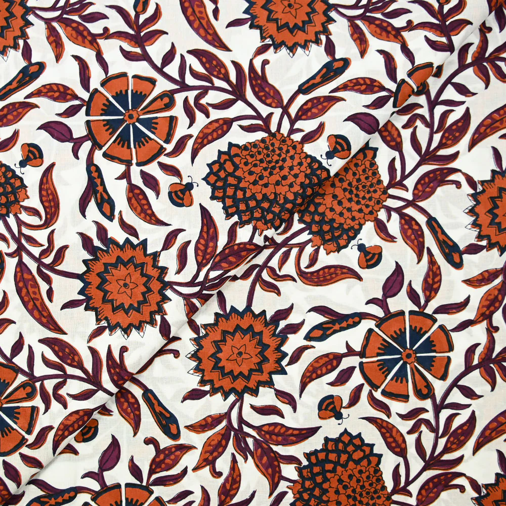 Coton indien imprimé Jiya fleurs et abeille rouille fond blanc
