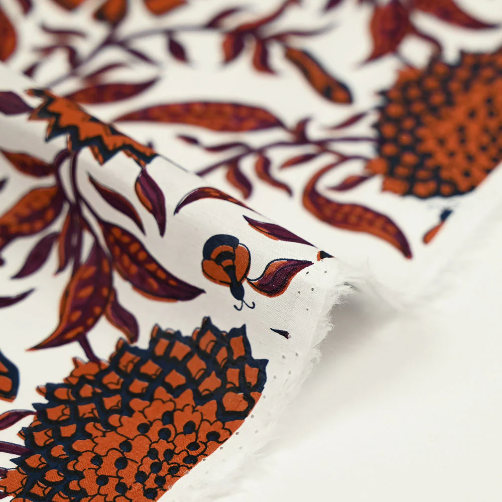 Coton indien imprimé Jiya fleurs et abeille rouille fond blanc - Image 5
