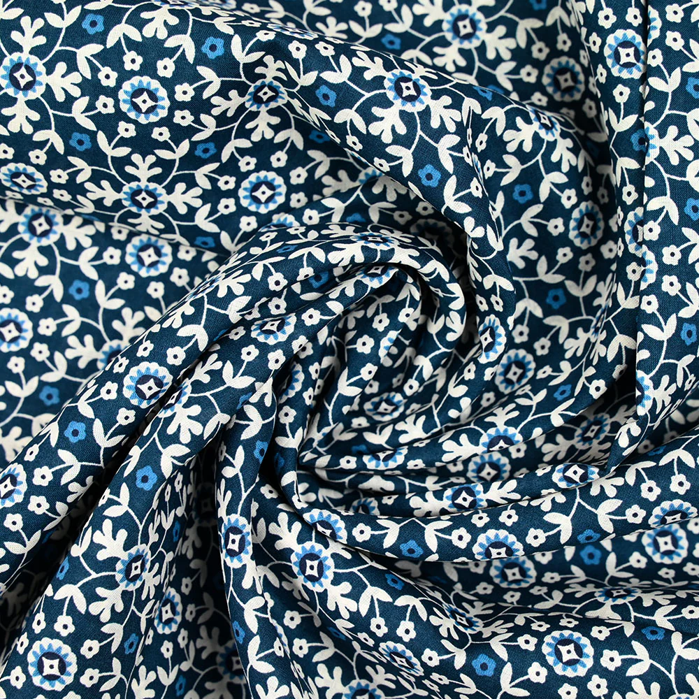Coton indien imprimé mosaïque fleurie blanche fond bleu denim - Image 2