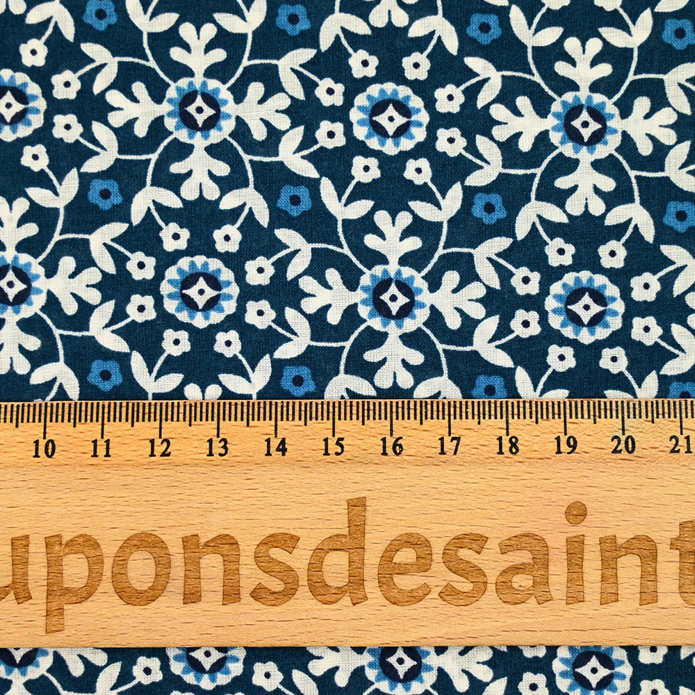 Coton indien imprimé mosaïque fleurie blanche fond bleu denim - Image 3