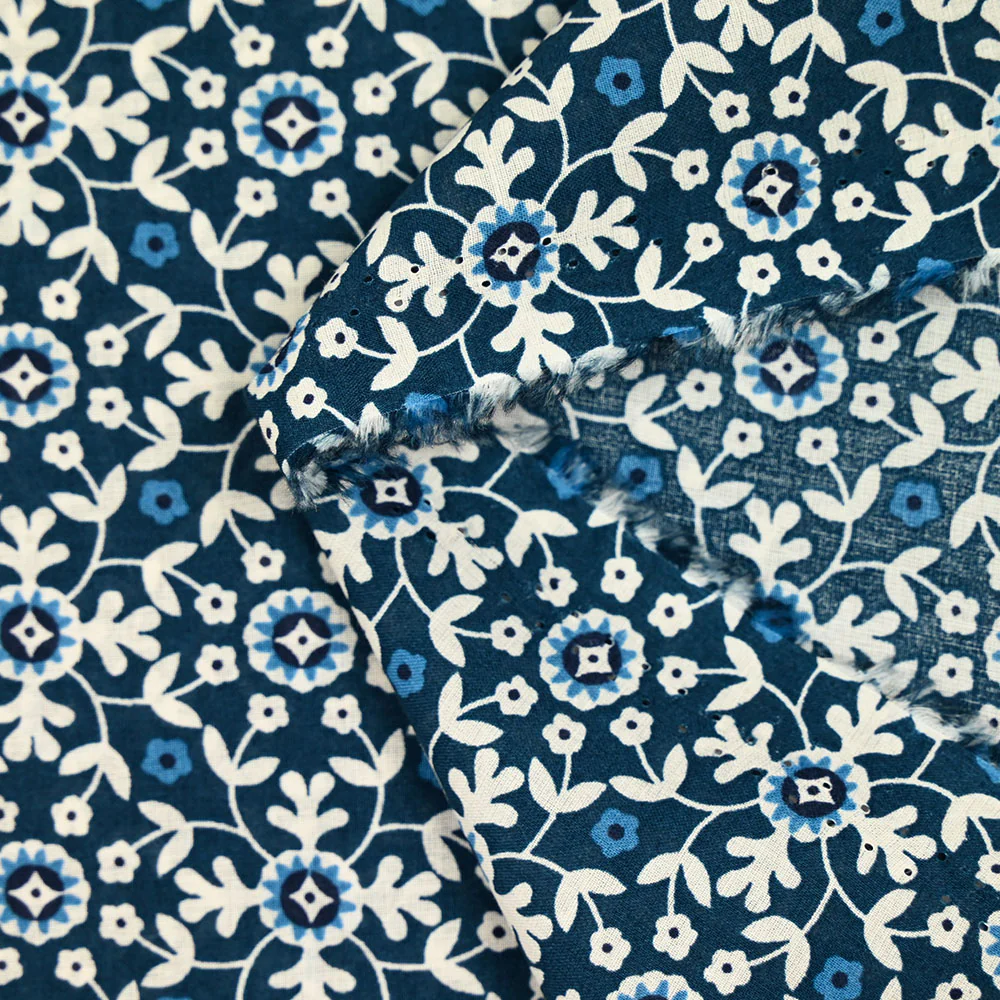 Coton indien imprimé mosaïque fleurie blanche fond bleu denim - Image 4