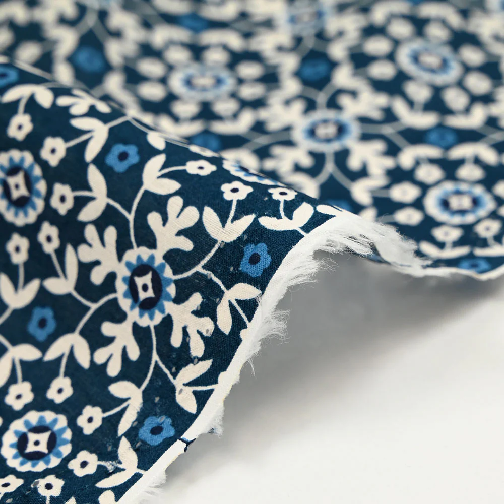Coton indien imprimé mosaïque fleurie blanche fond bleu denim - Image 6