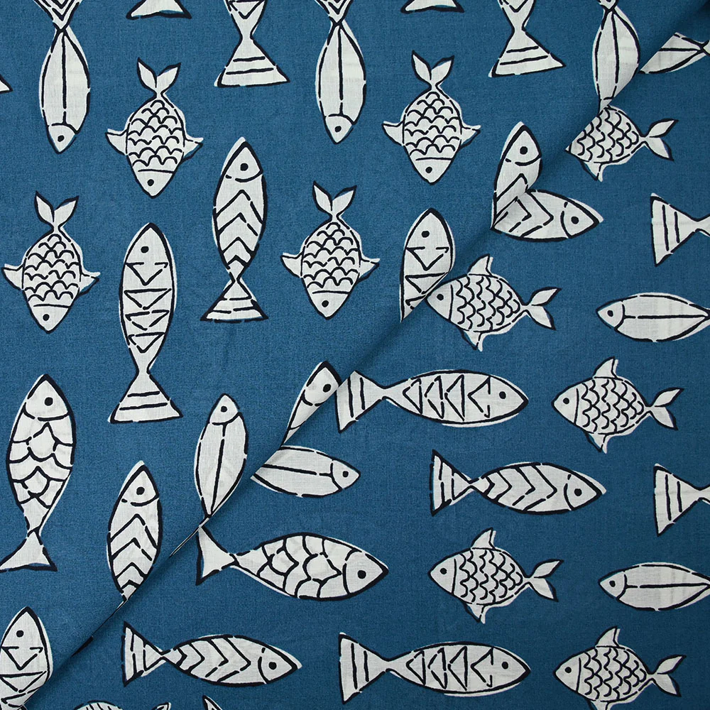 Coton indien imprimé poissons fond bleu pétrole - Image 4