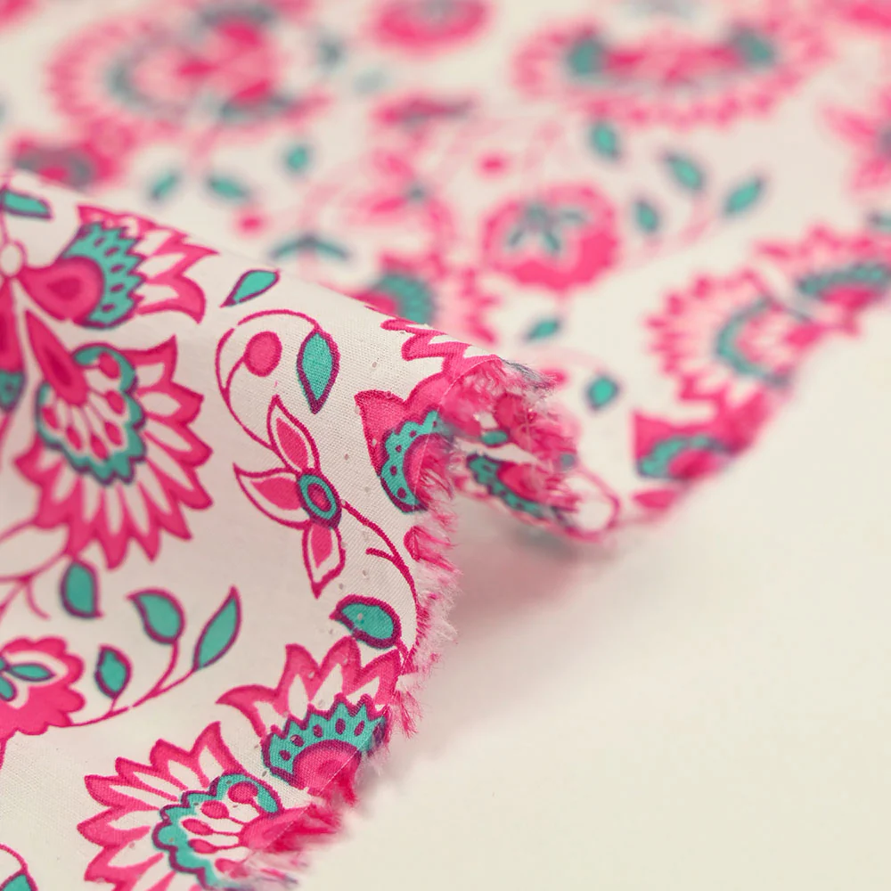 Coton indien imprimé Sandhya turquoise et rose fond blanc - Image 6