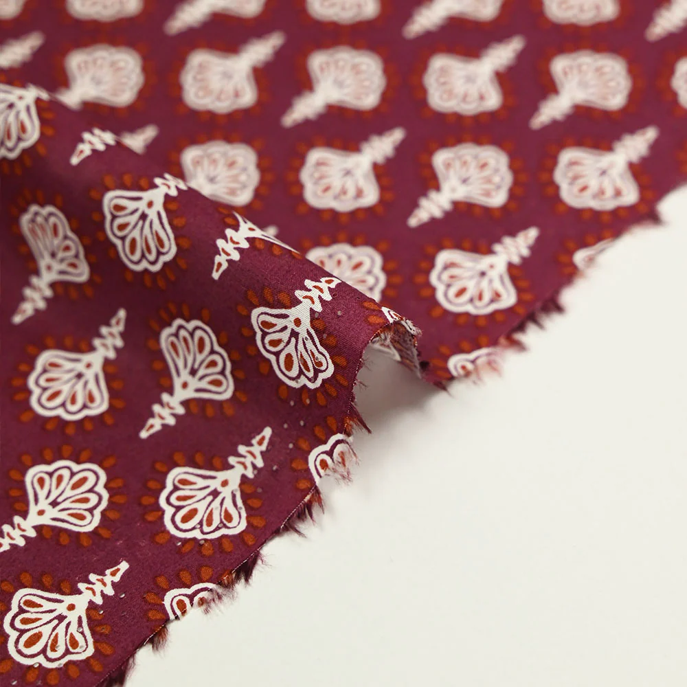 Coton indien imprimé Vamika ornements blanc fond rouge amarante - Image 6