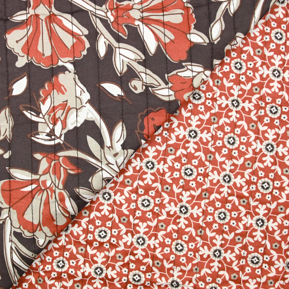 Coton matelassé double face fleurs et arabesque marron au mètre