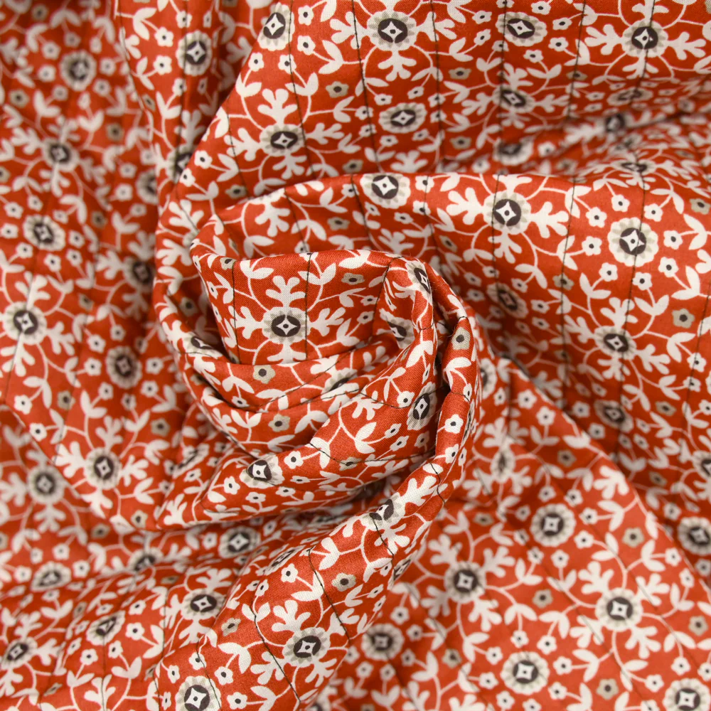 Coton matelassé double face fleurs et arabesque marron au mètre - Image 2