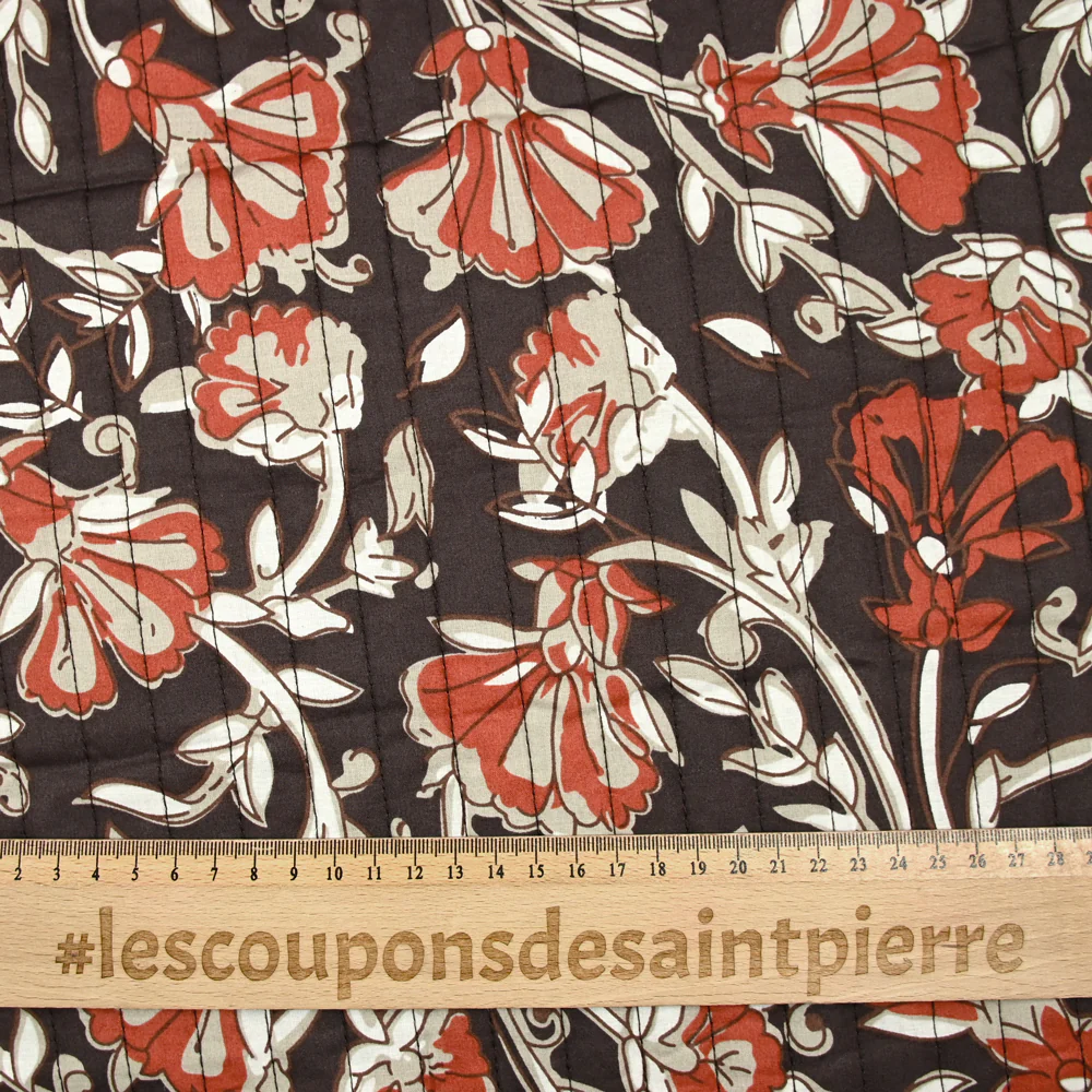 Coton matelassé double face fleurs et arabesque marron au mètre - Image 3