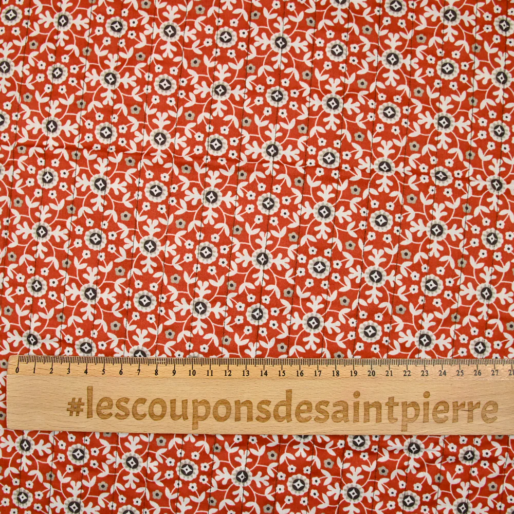 Coton matelassé double face fleurs et arabesque marron au mètre - Image 4