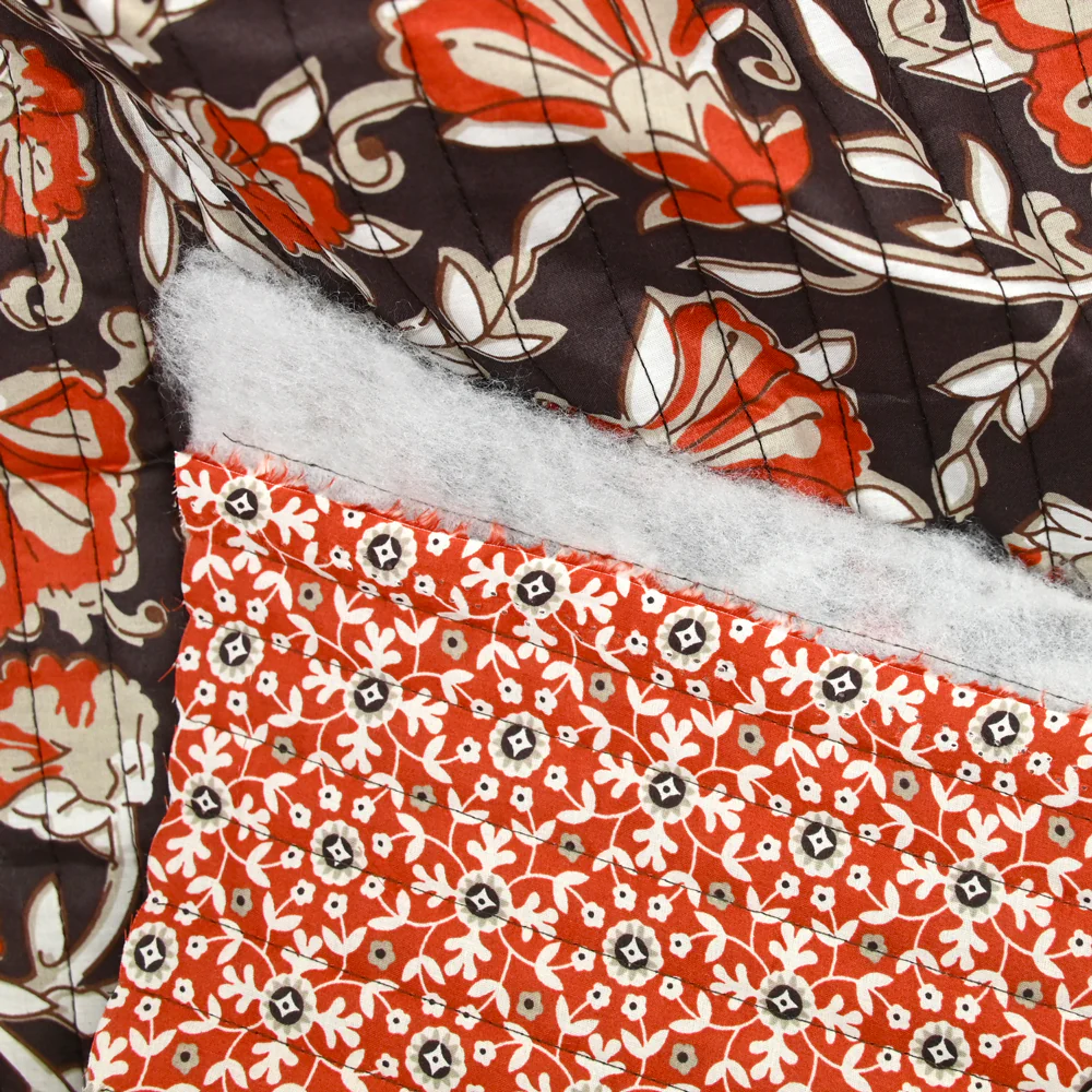 Coton matelassé double face fleurs et arabesque marron au mètre - Image 5