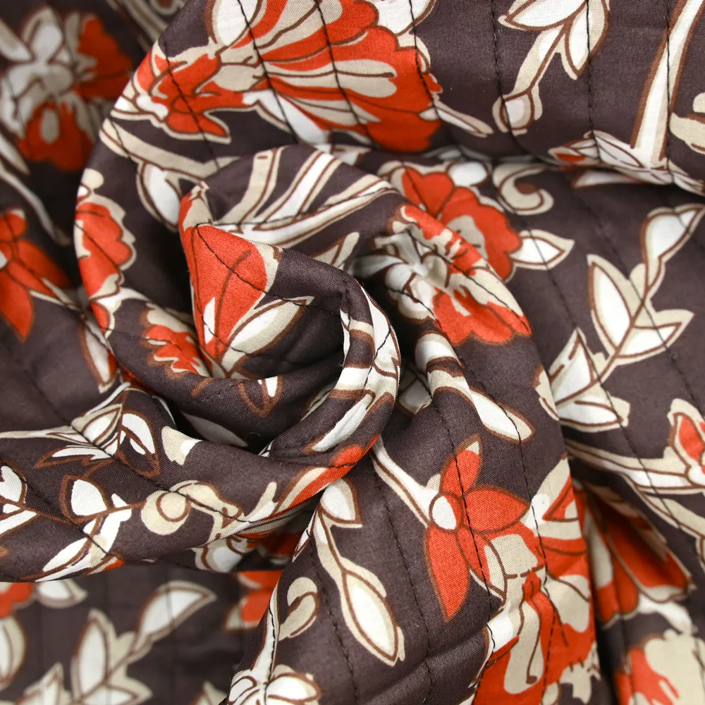Coton matelassé double face fleurs et arabesque marron au mètre - Image 6