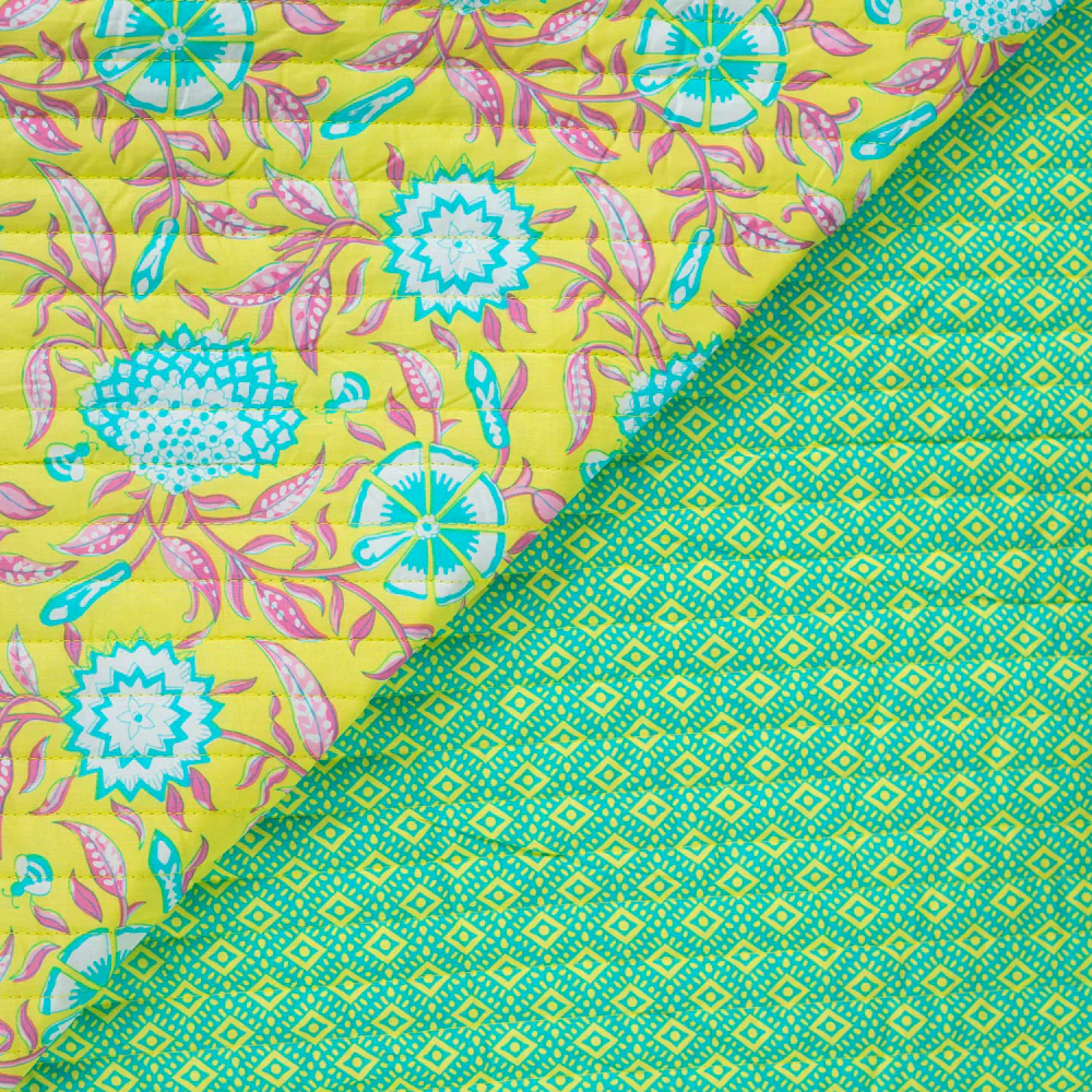 Coton matelassé double face ethnique et fleurs vert anis au mètre
