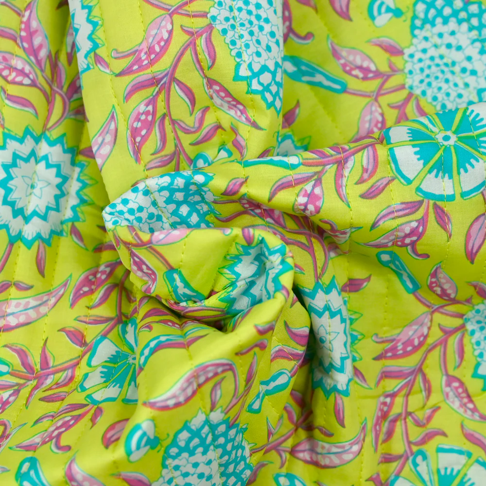 Coton matelassé double face ethnique et fleurs vert anis au mètre - Image 2