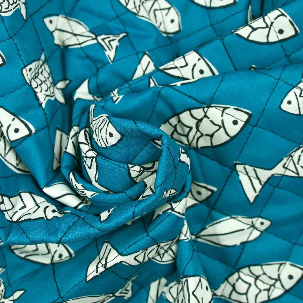 Coton matelassé double face poisson bleu et marine au mètre - Image 2