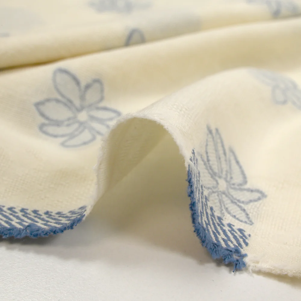 Coton tissé-teint jacquard Flora bleu fond écru - Image 7