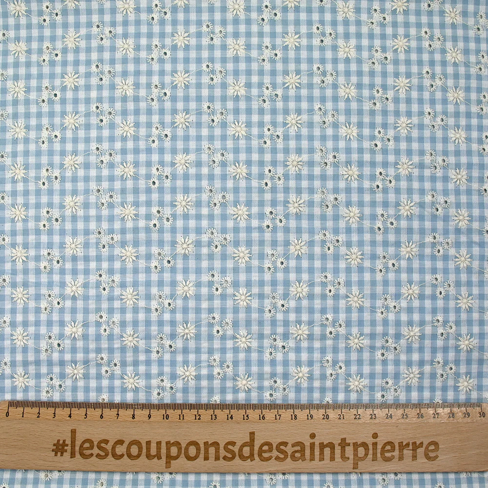Coton Vichy brodé fond bleu ciel - Image 3