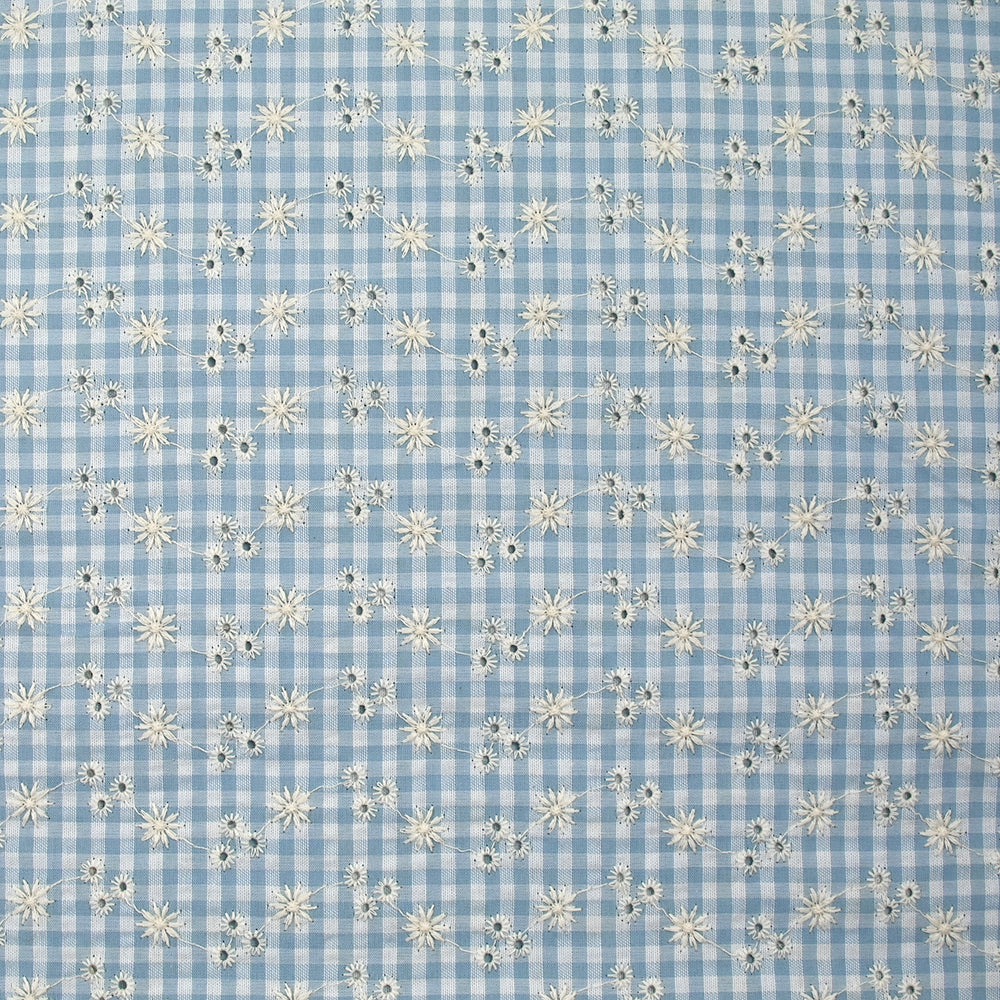 Coton Vichy brodé fond bleu ciel - Image 4