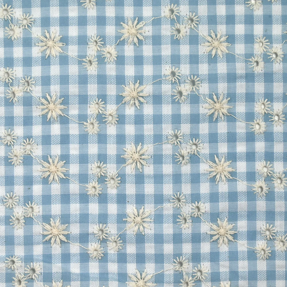 Coton Vichy brodé fond bleu ciel - Image 5