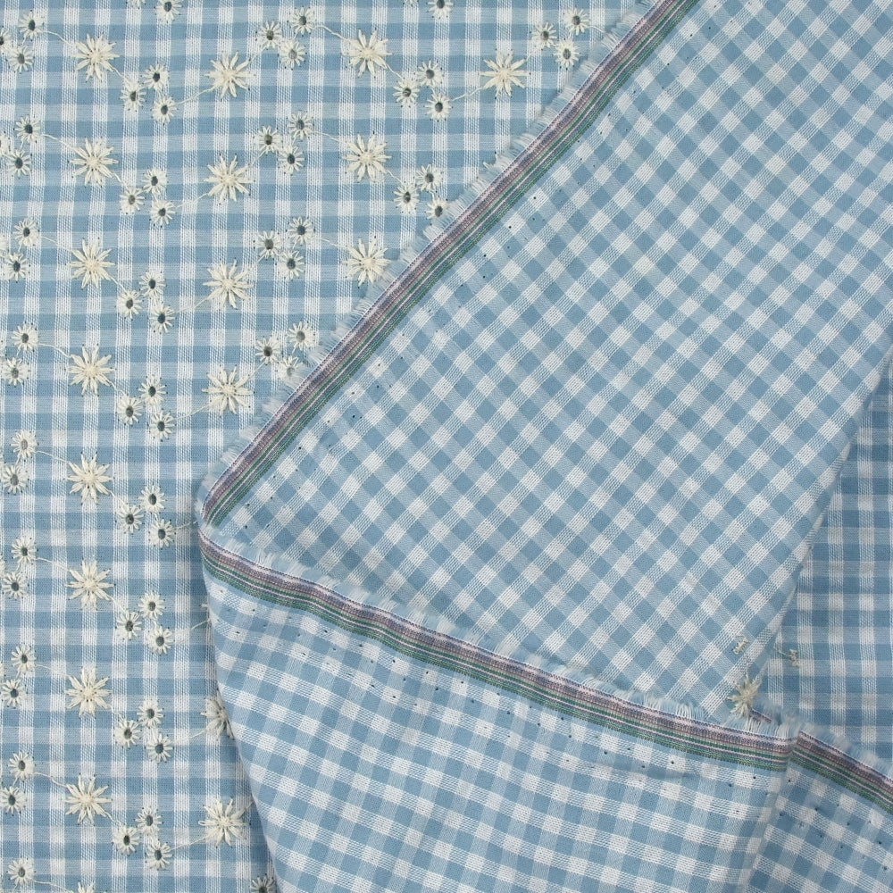 Coton Vichy brodé fond bleu ciel - Image 6