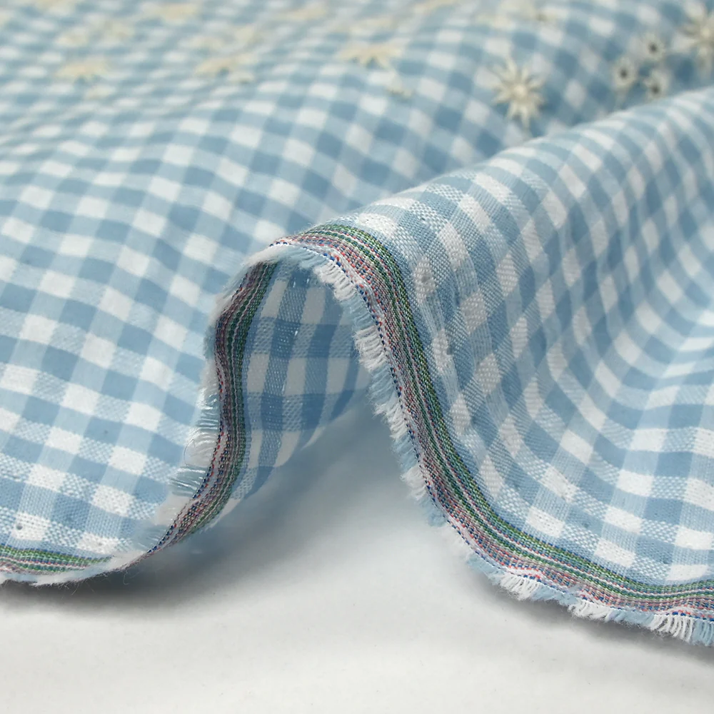 Coton Vichy brodé fond bleu ciel - Image 7