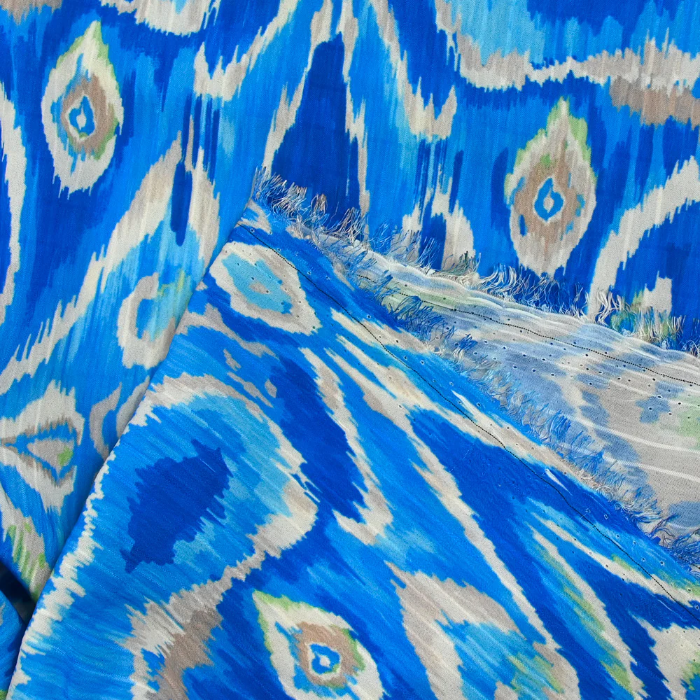 Crêpe imprimé rivière fond bleu - Image 4