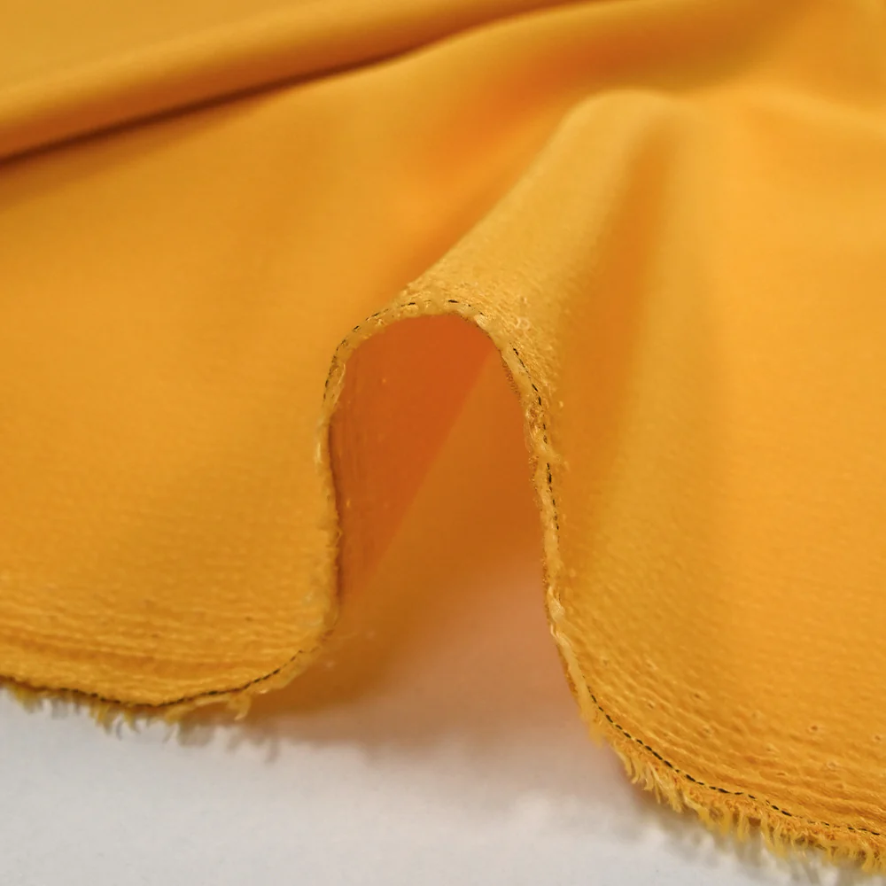 Crêpe satin polyester Bubble jaune moutarde - Image 5