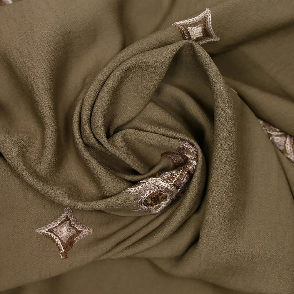 CrĂȘpe viscose brodĂ© Aurore fond marron taupe - Image 2