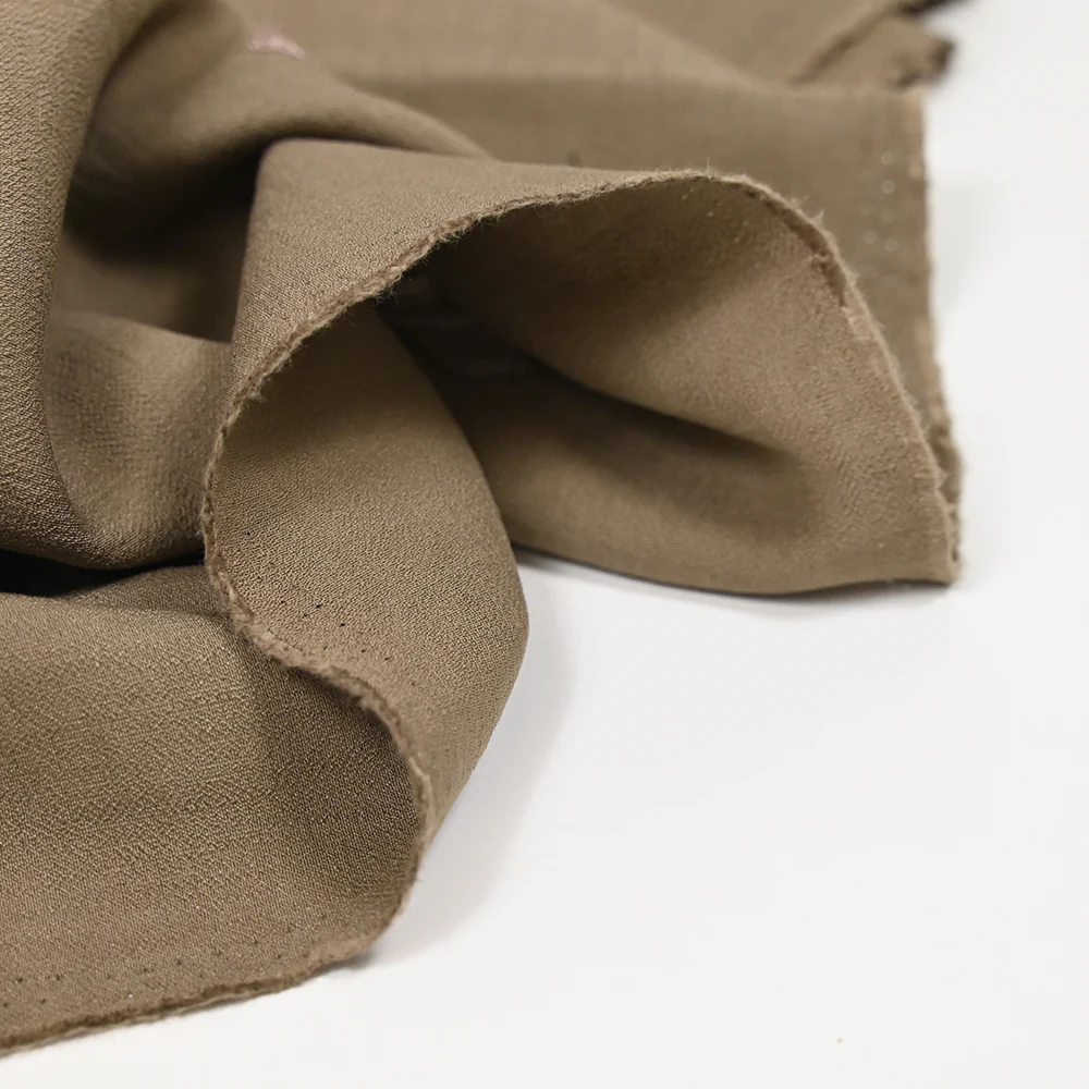 CrĂȘpe viscose brodĂ© Aurore fond marron taupe - Image 5