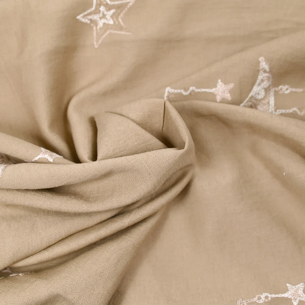 Crêpe viscose brodé Luna fond beige - Image 2