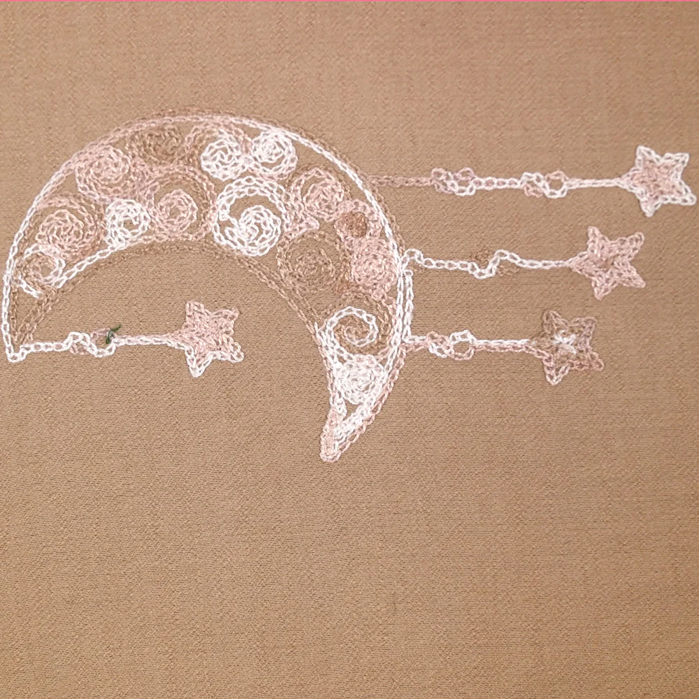 Crêpe viscose brodé Luna fond beige - Image 3