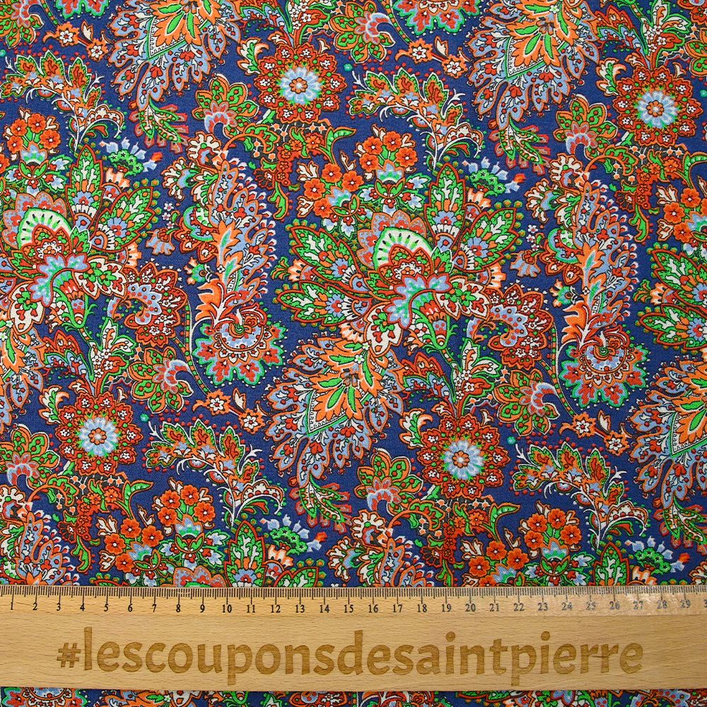 Crêpe viscose imprimé cachemire en fleurs fond bleu roi - Image 3