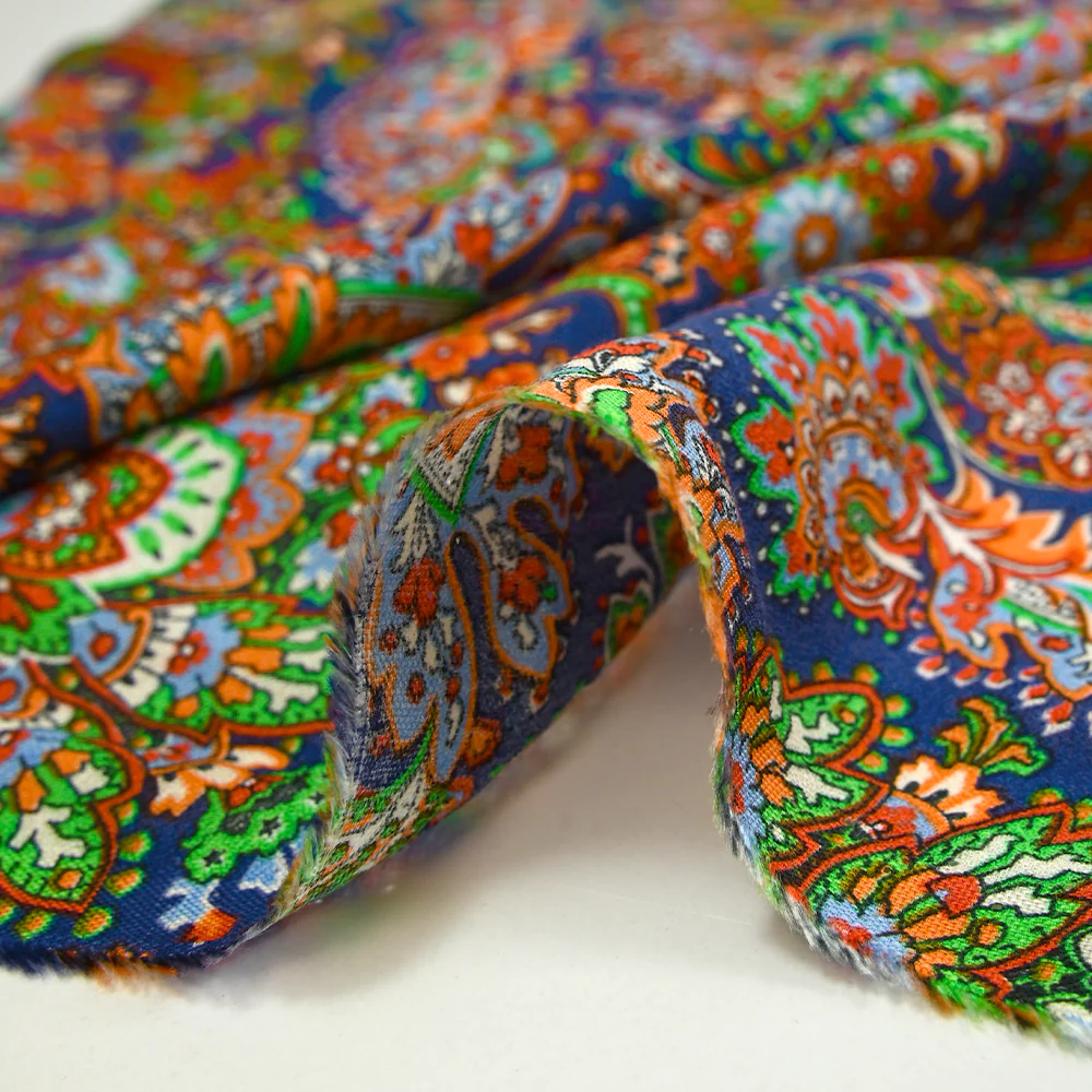 Crêpe viscose imprimé cachemire en fleurs fond bleu roi - Image 6